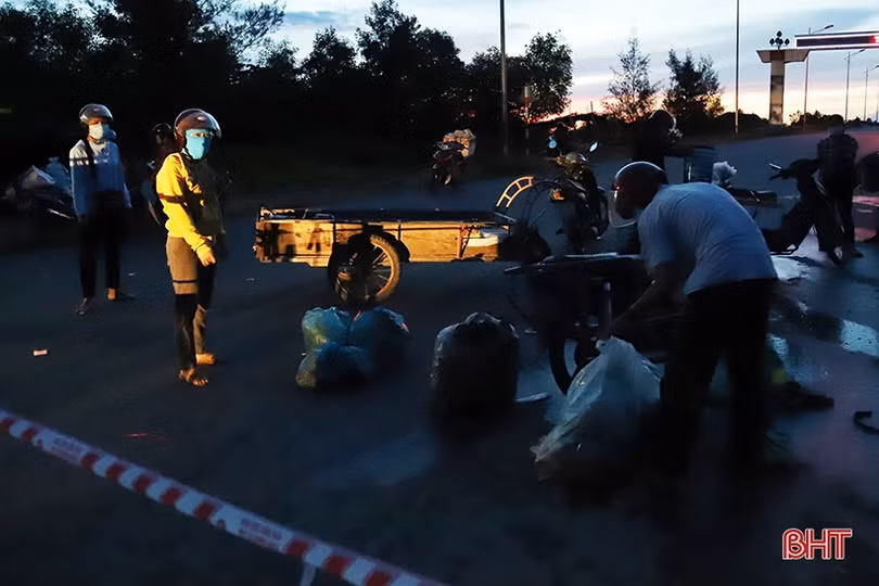 Cung ứng hàng hóa qua các chốt phòng dịch ở TP Hà Tĩnh