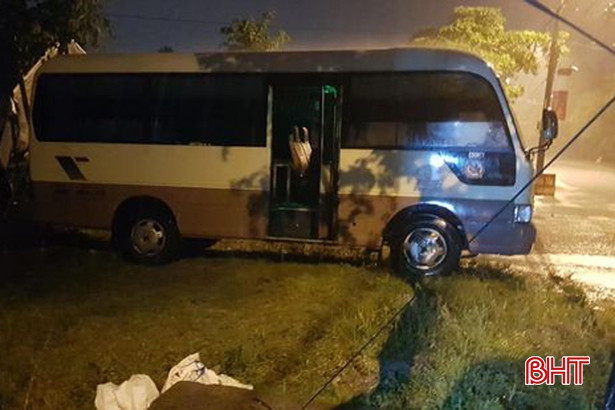 Hà Tĩnh: Dùng xe buýt làm điểm trú trực chốt trước mưa lớn kéo dài