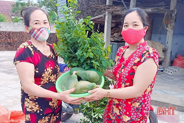 Phụ nữ Hà Tĩnh góp lương thực, nấu cơm hỗ trợ các khu cách ly 