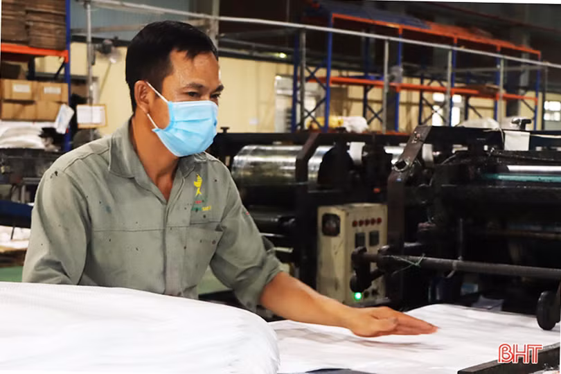 Các doanh nghiệp ở CCN Bắc Cẩm Xuyên cho nhiều công nhân nghỉ việc để phòng dịch