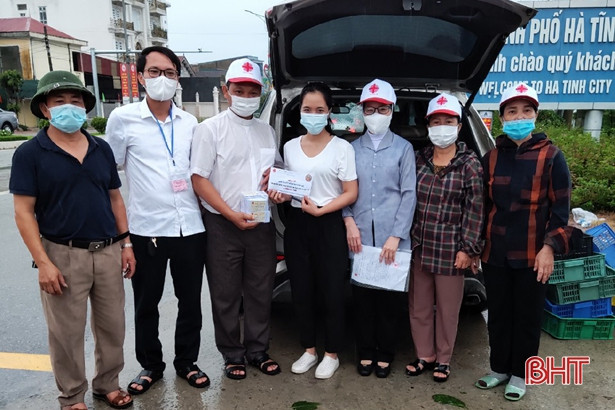 Giáo phận Hà Tĩnh tặng hàng ngàn suất quà cho các bệnh viện