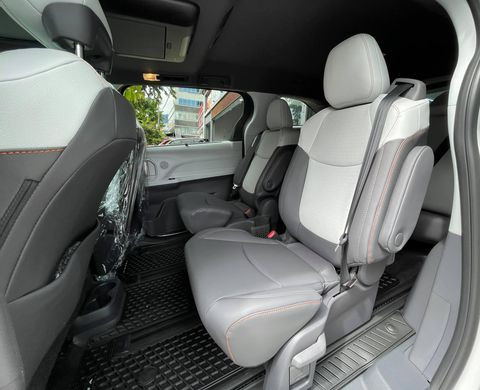 Cận cảnh Toyota Sienna XSE 2021 với thiết kế thể thao hơn