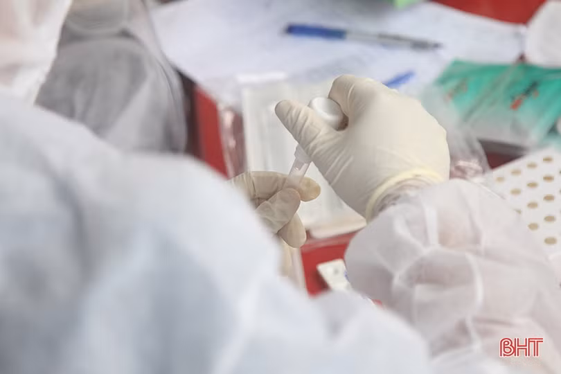 Test nhanh Covid-19 tạo thuận lợi cho người dân rời thành phố Hà Tĩnh