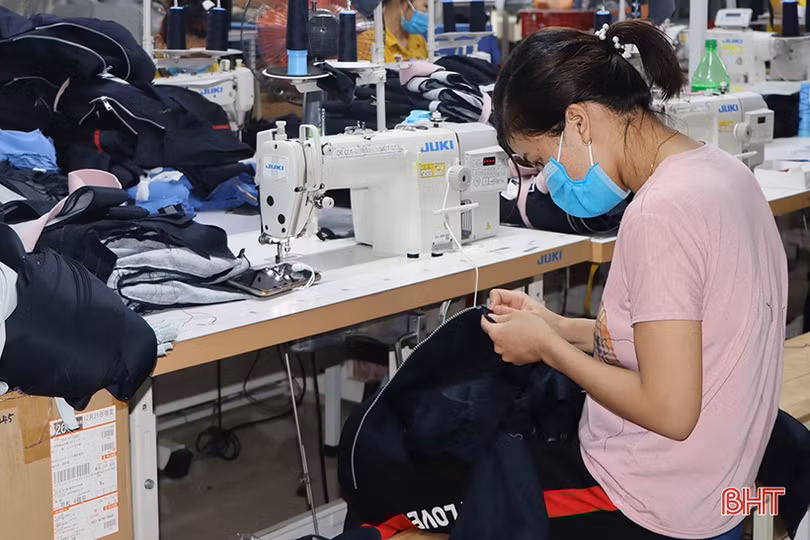 Các doanh nghiệp ở CCN Bắc Cẩm Xuyên cho nhiều công nhân nghỉ việc để phòng dịch