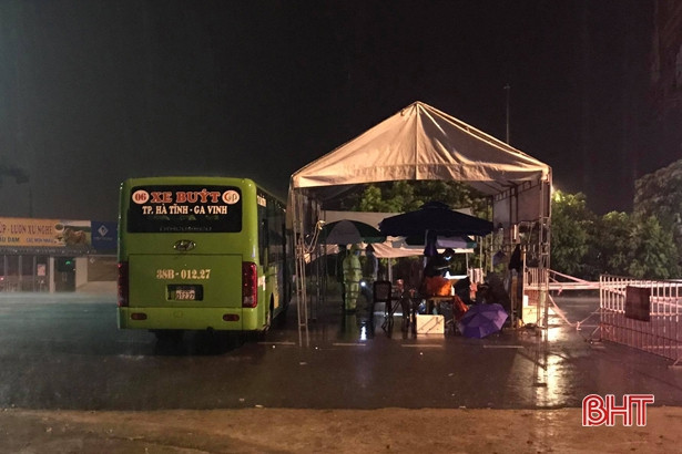 Hà Tĩnh: Dùng xe buýt làm điểm trú trực chốt trước mưa lớn kéo dài