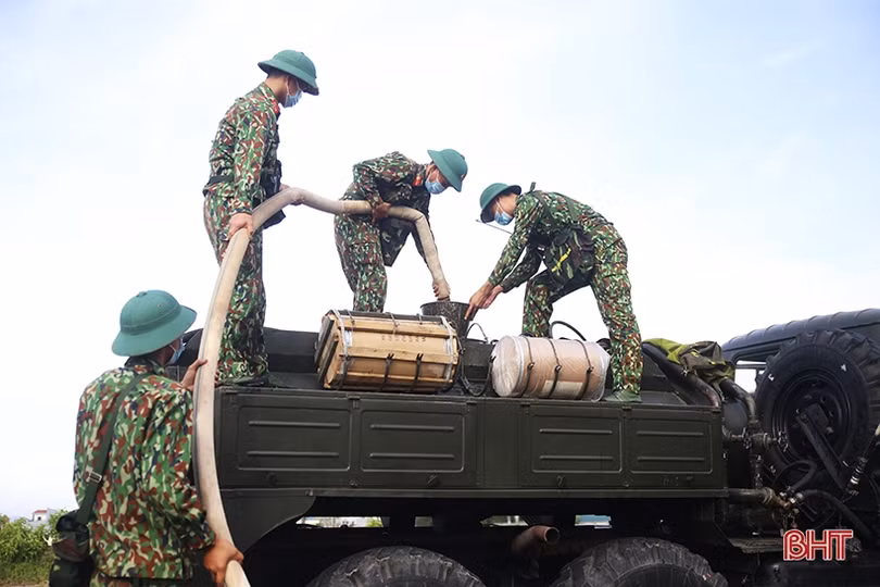 Quân khu 4 phun khử khuẩn các khu vực phong tỏa ở TP Hà Tĩnh