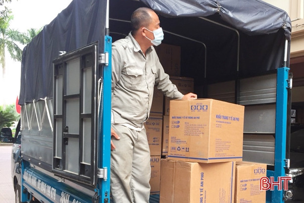 Vietcombank tặng Hà Tĩnh 125.000 khẩu trang phòng chống dịch