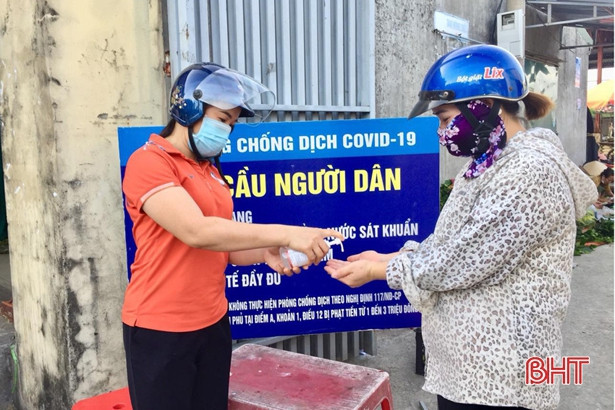 Phụ nữ Hà Tĩnh góp lương thực, nấu cơm hỗ trợ các khu cách ly 