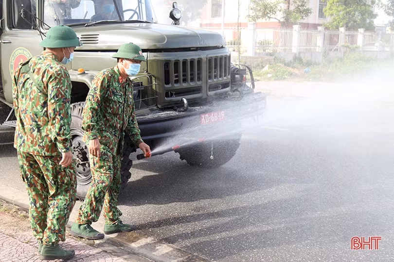 Quân khu 4 phun khử khuẩn các khu vực phong tỏa ở TP Hà Tĩnh