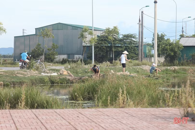 Một bộ phận người dân TP Hà Tĩnh vẫn ra khỏi nhà... câu cá, thể dục