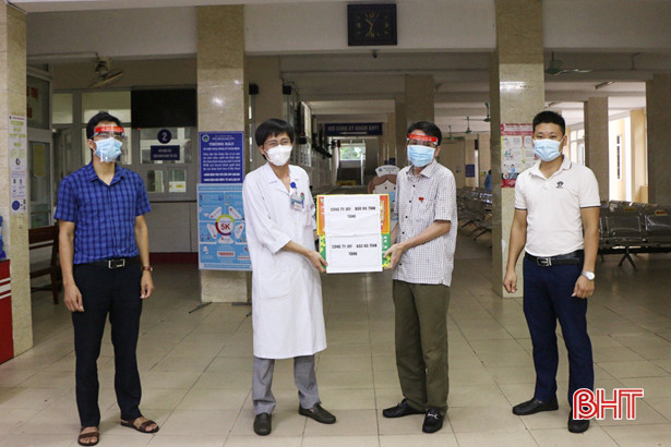 Một doanh nghiệp ở Bình Dương tặng 500 thùng nước uống dinh dưỡng phục vụ chống dịch ở Hà Tĩnh