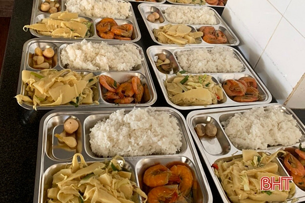 Phụ nữ Hà Tĩnh góp lương thực, nấu cơm hỗ trợ các khu cách ly 