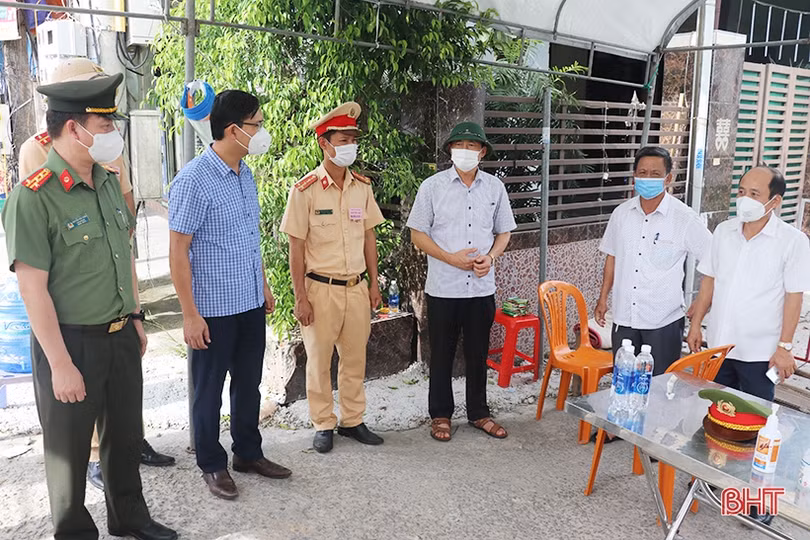 Lãnh đạo Hà Tĩnh động viên lực lượng tuyến đầu chống dịch