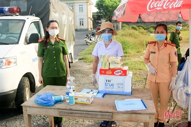 Phụ nữ Hà Tĩnh góp lương thực, nấu cơm hỗ trợ các khu cách ly 