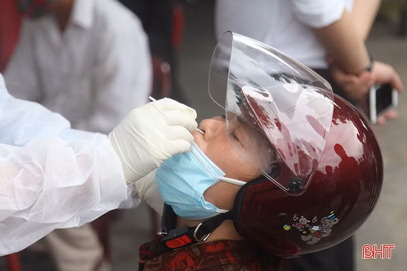 Test nhanh Covid-19 tạo thuận lợi cho người dân rời thành phố Hà Tĩnh