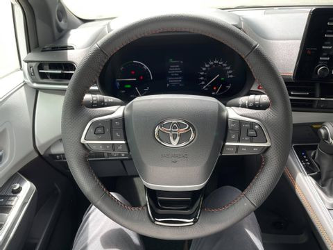 Cận cảnh Toyota Sienna XSE 2021 với thiết kế thể thao hơn