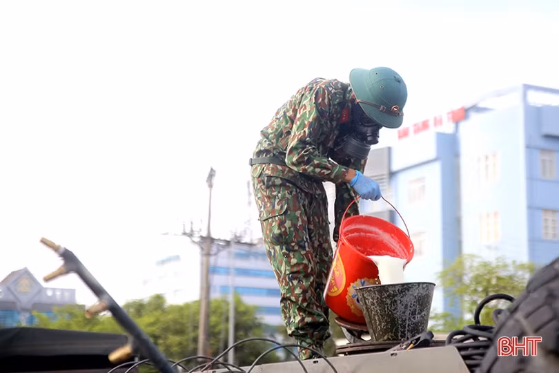 Quân khu 4 phun khử khuẩn các khu vực phong tỏa ở TP Hà Tĩnh
