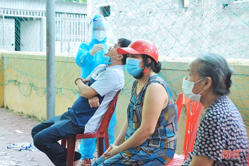TP Hà Tĩnh xuyên đêm lấy mẫu xét nghiệm virus SARS-CoV-2