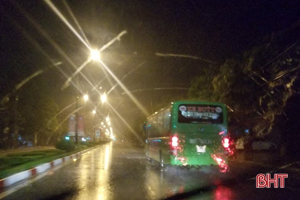 Hà Tĩnh: Dùng xe buýt làm điểm trú trực chốt trước mưa lớn kéo dài