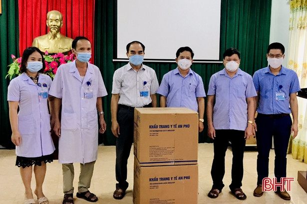 Các tổ chức, cá nhân trao hỗ trợ công tác phòng chống dịch ở Hương Sơn, Nghi Xuân