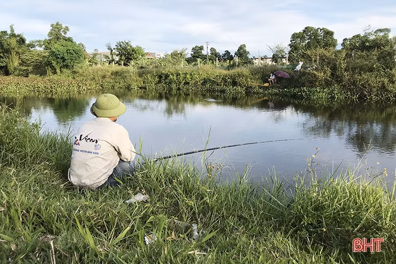 Một bộ phận người dân TP Hà Tĩnh vẫn ra khỏi nhà... câu cá, thể dục