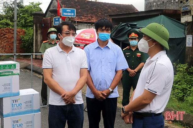 Linh mục Quản xứ Tiếp Võ tặng quà cho các chốt phòng, chống dịch ở TX Hồng Lĩnh