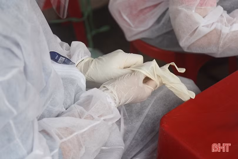 Test nhanh Covid-19 tạo thuận lợi cho người dân rời thành phố Hà Tĩnh