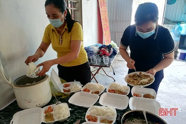 Phụ nữ Hà Tĩnh góp lương thực, nấu cơm hỗ trợ các khu cách ly 