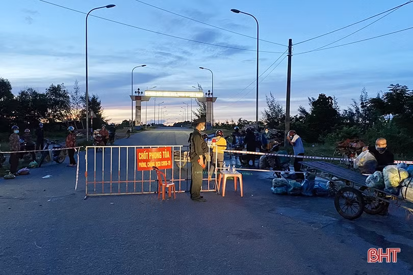 Cung ứng hàng hóa qua các chốt phòng dịch ở TP Hà Tĩnh