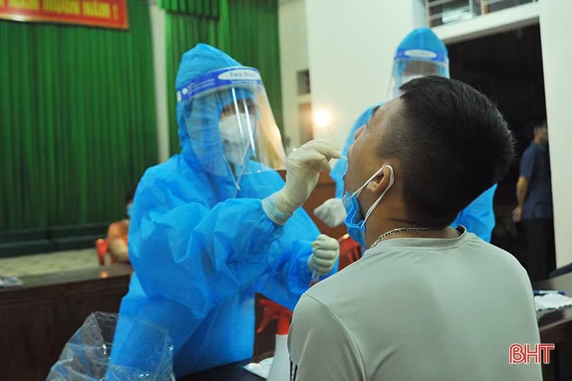 TP Hà Tĩnh xuyên đêm lấy mẫu xét nghiệm virus SARS-CoV-2