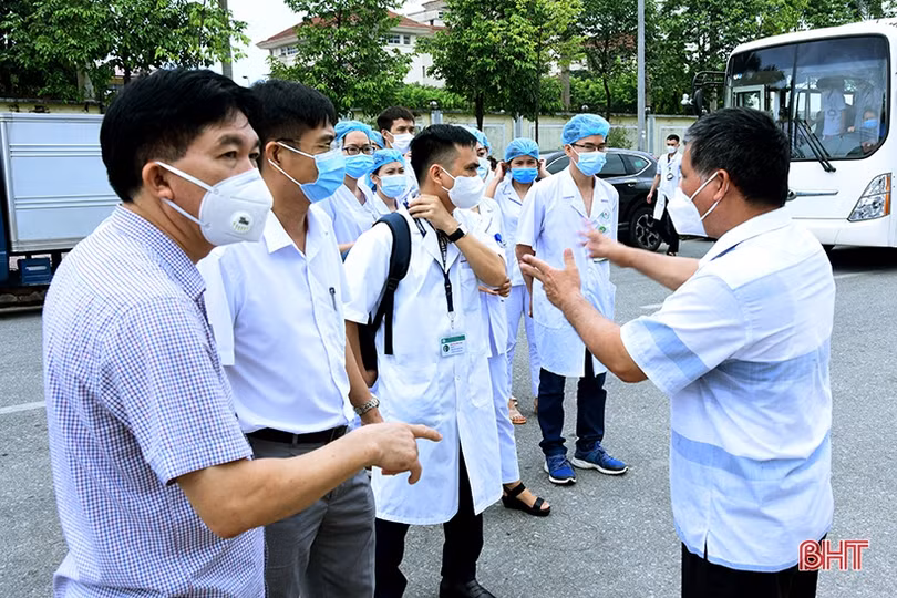 52 cán bộ y tế Nghệ An đã có mặt hỗ trợ Hà Tĩnh phòng, chống dịch Covid-19