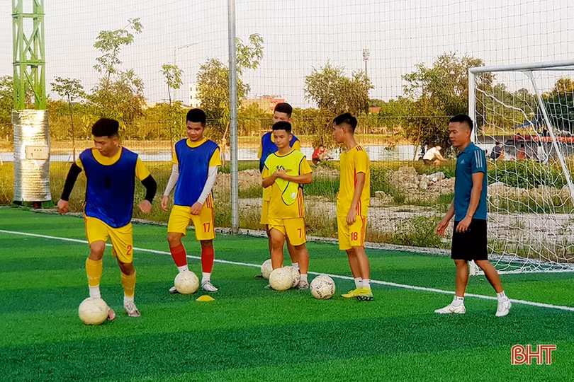 “Ngôi sao bóng đá một thời trở lại sân cỏ đào tạo cầu thủ trẻ Hà Tĩnh