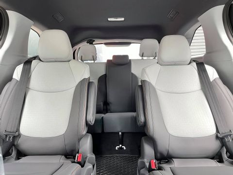 Cận cảnh Toyota Sienna XSE 2021 với thiết kế thể thao hơn