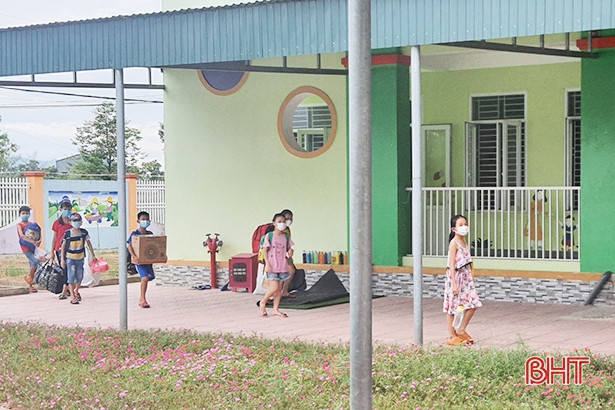 Xúc động hình ảnh các em nhỏ Tân Lâm Hương trong khu cách ly tập trung