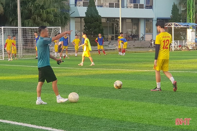 “Ngôi sao bóng đá một thời trở lại sân cỏ đào tạo cầu thủ trẻ Hà Tĩnh