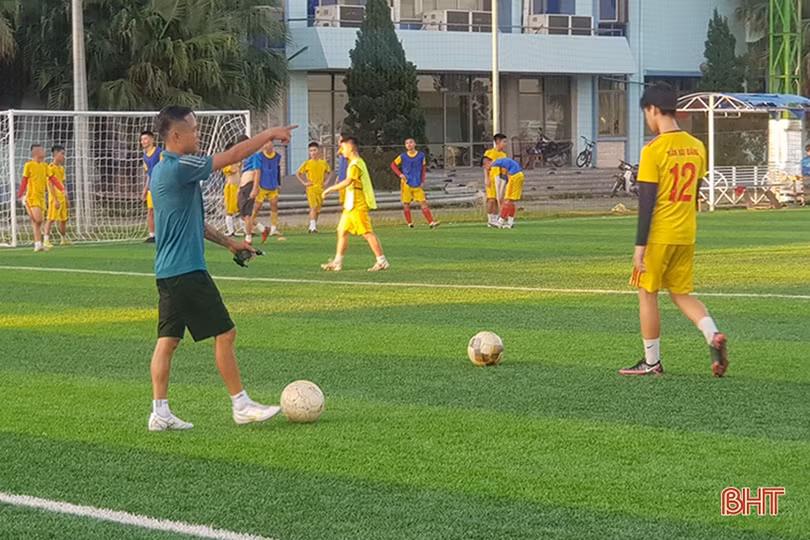 “Ngôi sao bóng đá một thời trở lại sân cỏ đào tạo cầu thủ trẻ Hà Tĩnh