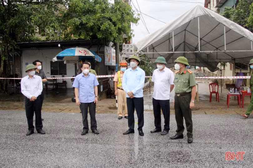 Chủ tịch UBND tỉnh: Hương Sơn cần khẩn trương truy vết các trường hợp liên quan đến 9 ca bệnh