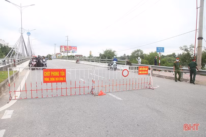 Một bộ phận người dân TP Hà Tĩnh vẫn ra khỏi nhà... câu cá, thể dục