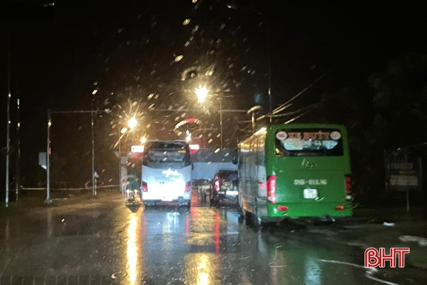 Hà Tĩnh: Dùng xe buýt làm điểm trú trực chốt trước mưa lớn kéo dài