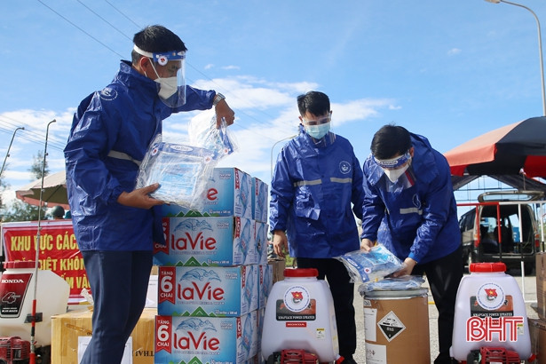 Tuyên truyền cao điểm và cấp phát khẩu trang, nước sát khuẩn miễn phí cho người dân Vũ Quang