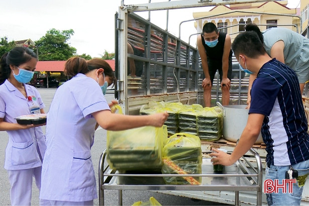 Nhà hàng nấu cơm tặng lực lượng chống dịch Covid-19 tại TP Hà Tĩnh