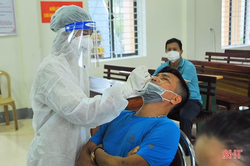TP Hà Tĩnh xuyên đêm lấy mẫu xét nghiệm virus SARS-CoV-2