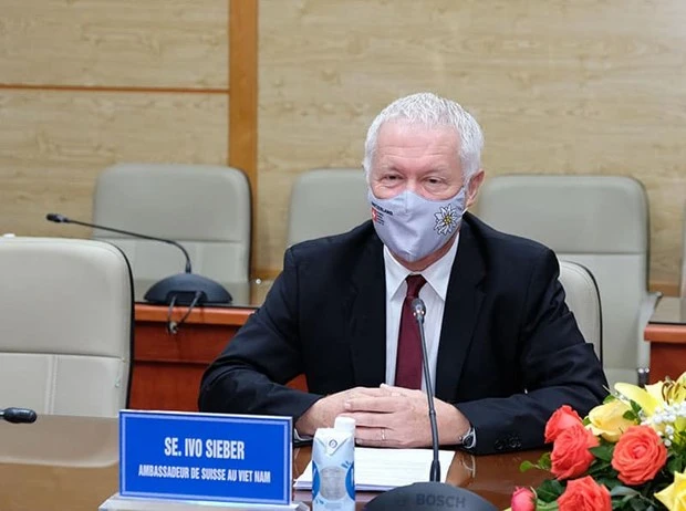 Bộ Y tế làm việc với các Đại sứ Australia, Pháp, Thụy Sỹ về vaccine