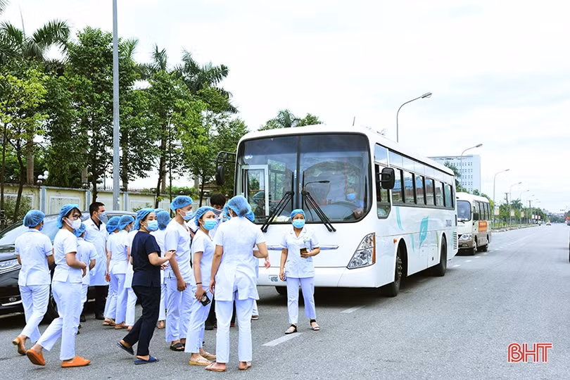 52 cán bộ y tế Nghệ An đã có mặt hỗ trợ Hà Tĩnh phòng, chống dịch Covid-19