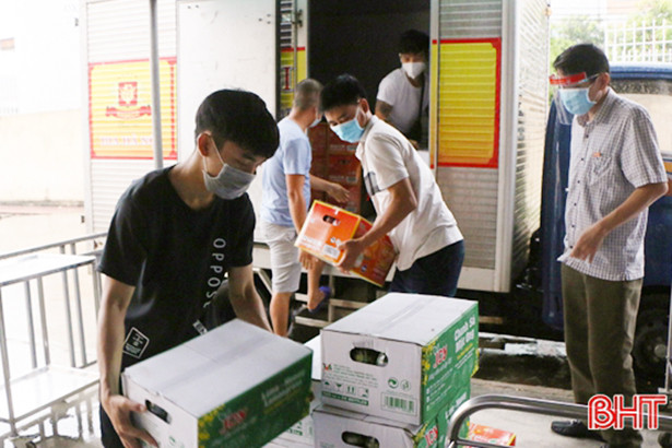 Một doanh nghiệp ở Bình Dương tặng 500 thùng nước uống dinh dưỡng phục vụ chống dịch ở Hà Tĩnh