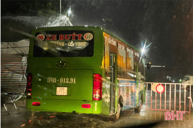 Hà Tĩnh: Dùng xe buýt làm điểm trú trực chốt trước mưa lớn kéo dài