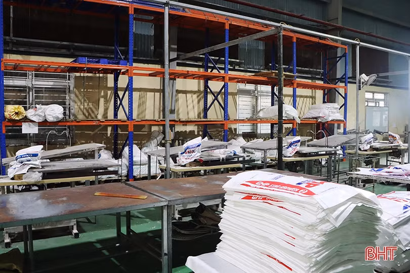 Các doanh nghiệp ở CCN Bắc Cẩm Xuyên cho nhiều công nhân nghỉ việc để phòng dịch