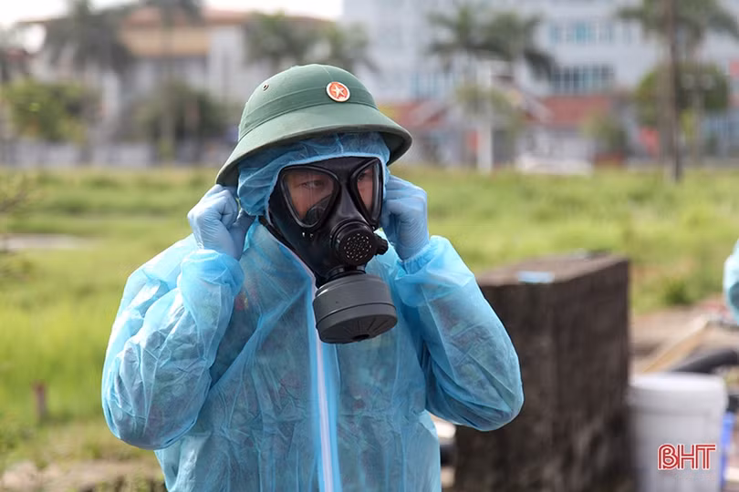 Quân khu 4 phun khử khuẩn các khu vực phong tỏa ở TP Hà Tĩnh