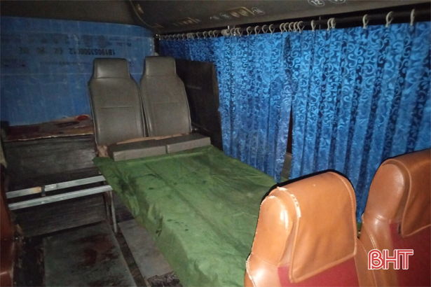 Hà Tĩnh: Dùng xe buýt làm điểm trú trực chốt trước mưa lớn kéo dài