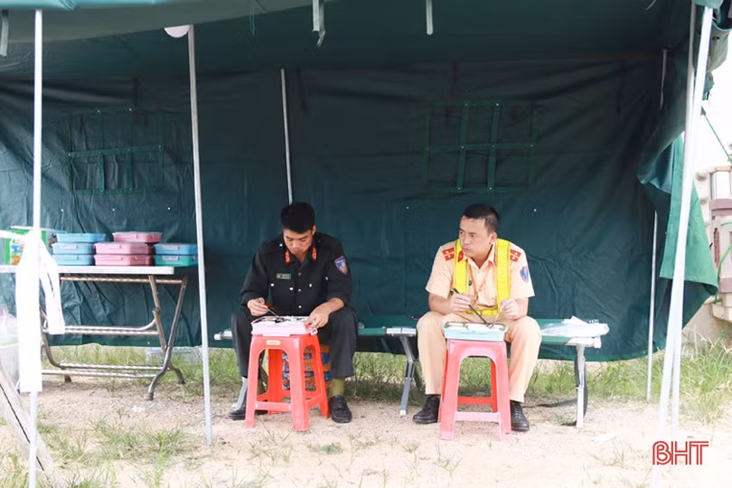 Ấm lòng những suất cơm hỗ trợ lực lượng phòng dịch của Bệnh viện Đa khoa TTH Hà Tĩnh